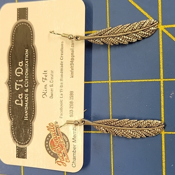 La Ti Da Handmade Creations Jewelry - Silver Tone Dangle 1.5" Earrings - Feather Design